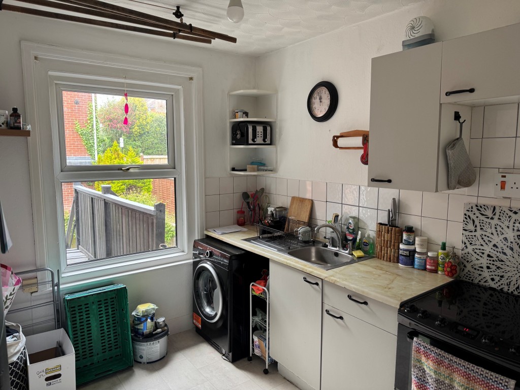Lot: 81 - FREEHOLD DETACHED MIXED RESIDENTIAL & COMMERCIAL INVESTMENT OPPORTUNITY - Kitchen